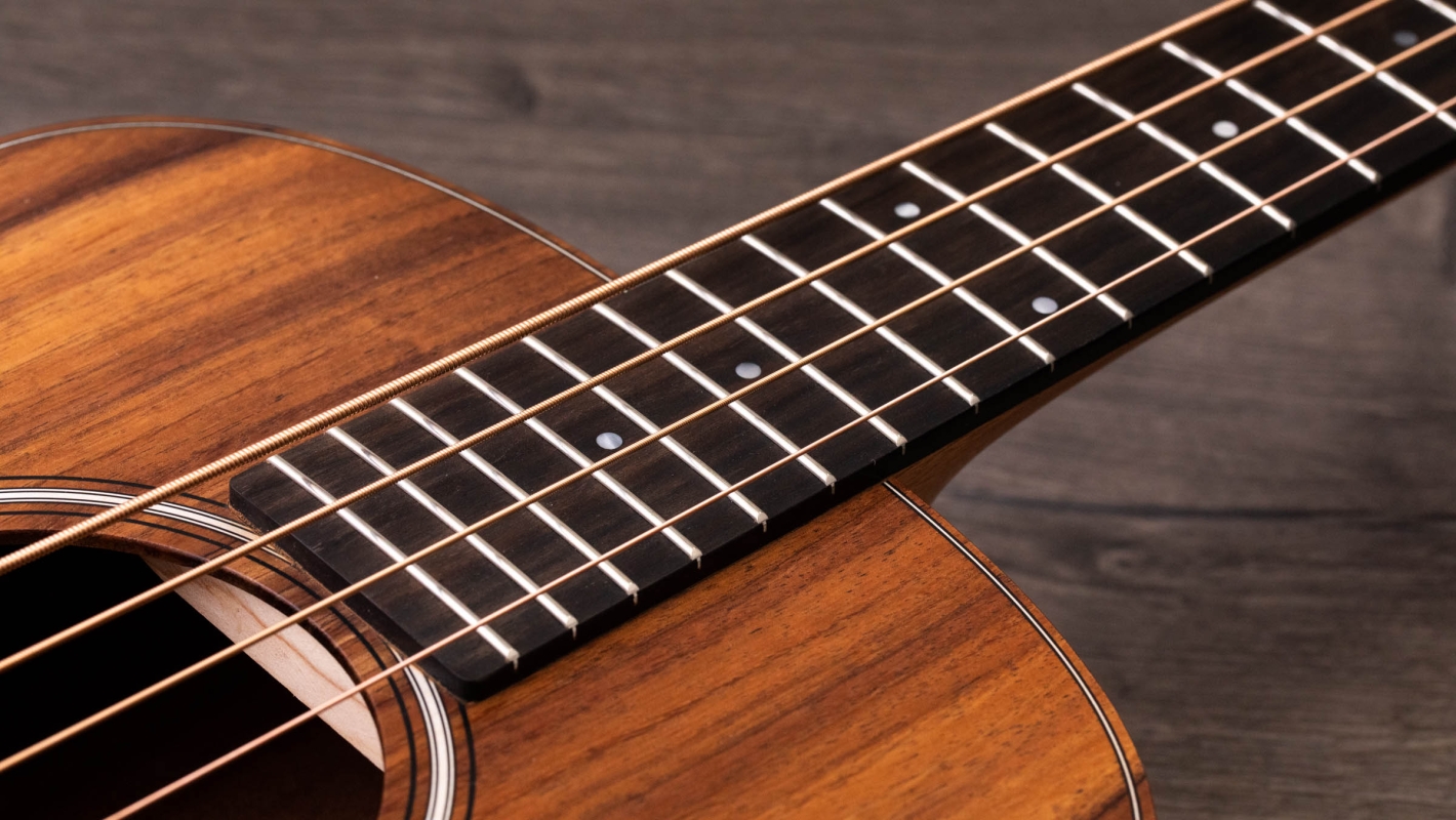 GS Mini-e Koa Bass レイヤード・コア アコースティック・エレクトリック・ギター | Taylor Guitars